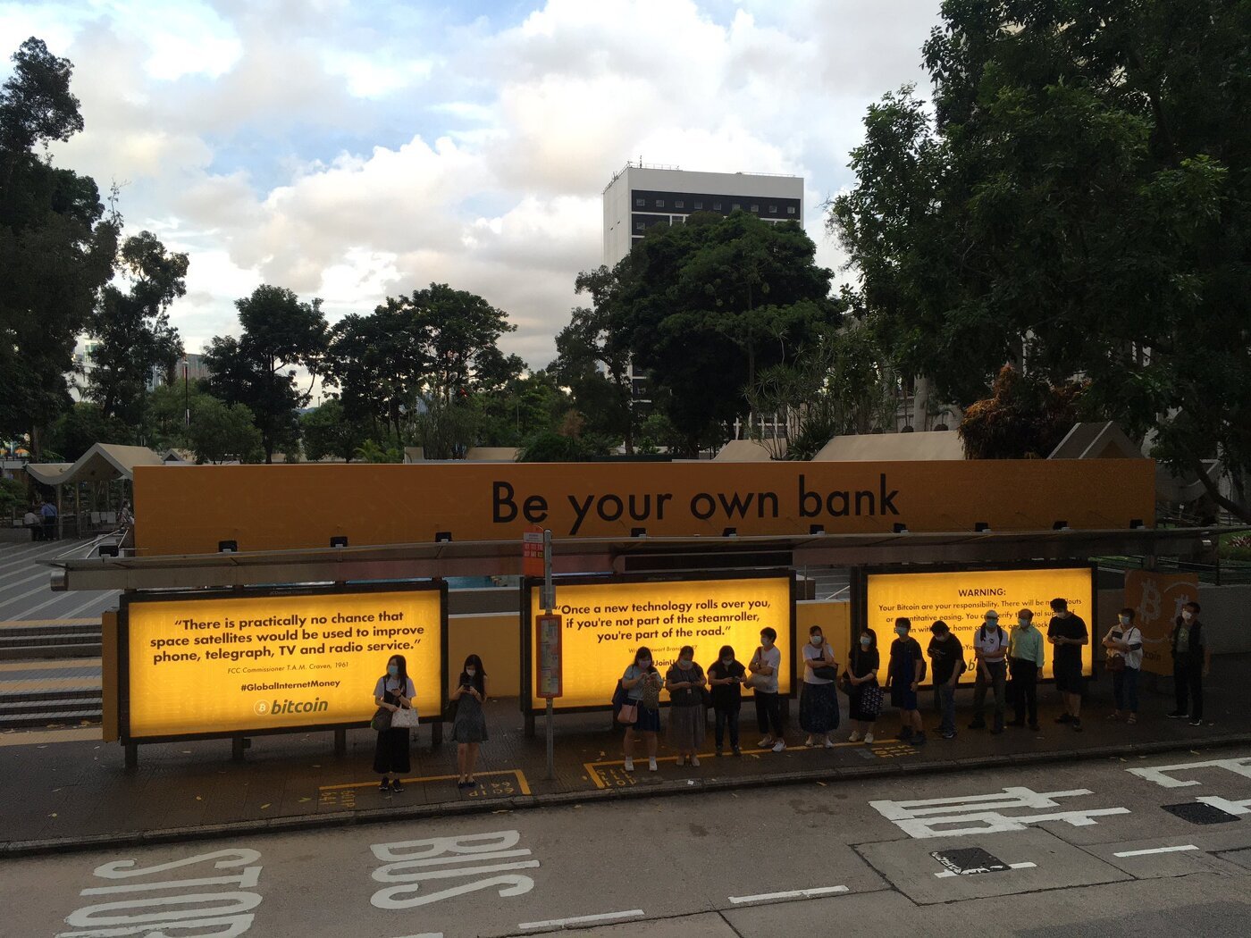 una parada de autobús con anuncios de bitcoin
