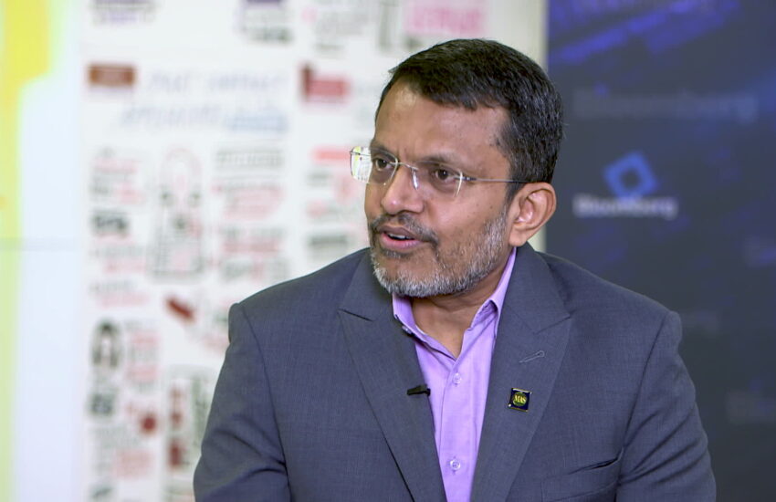 Ravi Menon: Singapore 'Ready to Act' Against Inflation Risks - Bloomberg
