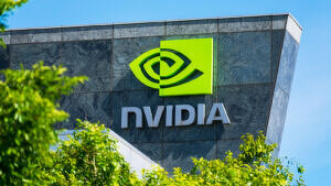 Logotipo de Nvidia en el lateral de un edificio.