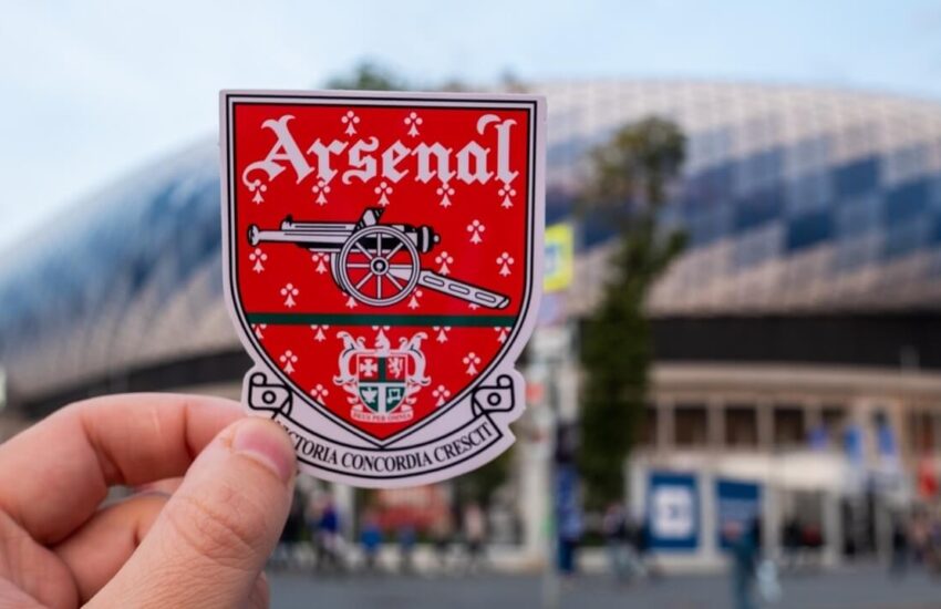 Regulador del Reino Unido sanciona falta en los anuncios de fichas de aficionados del Arsenal FC