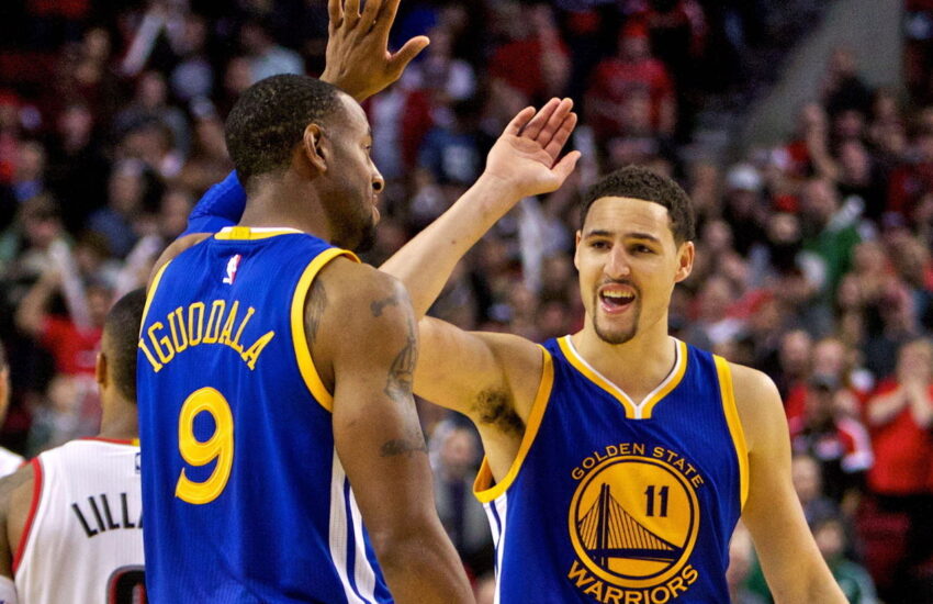 VIDEO: Andre Iguodala knows that Klay Thompson is on fire
