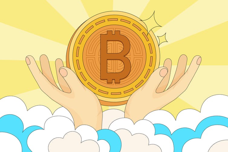 Manos que emergen de las nubes sosteniendo un token de bitcoin.
