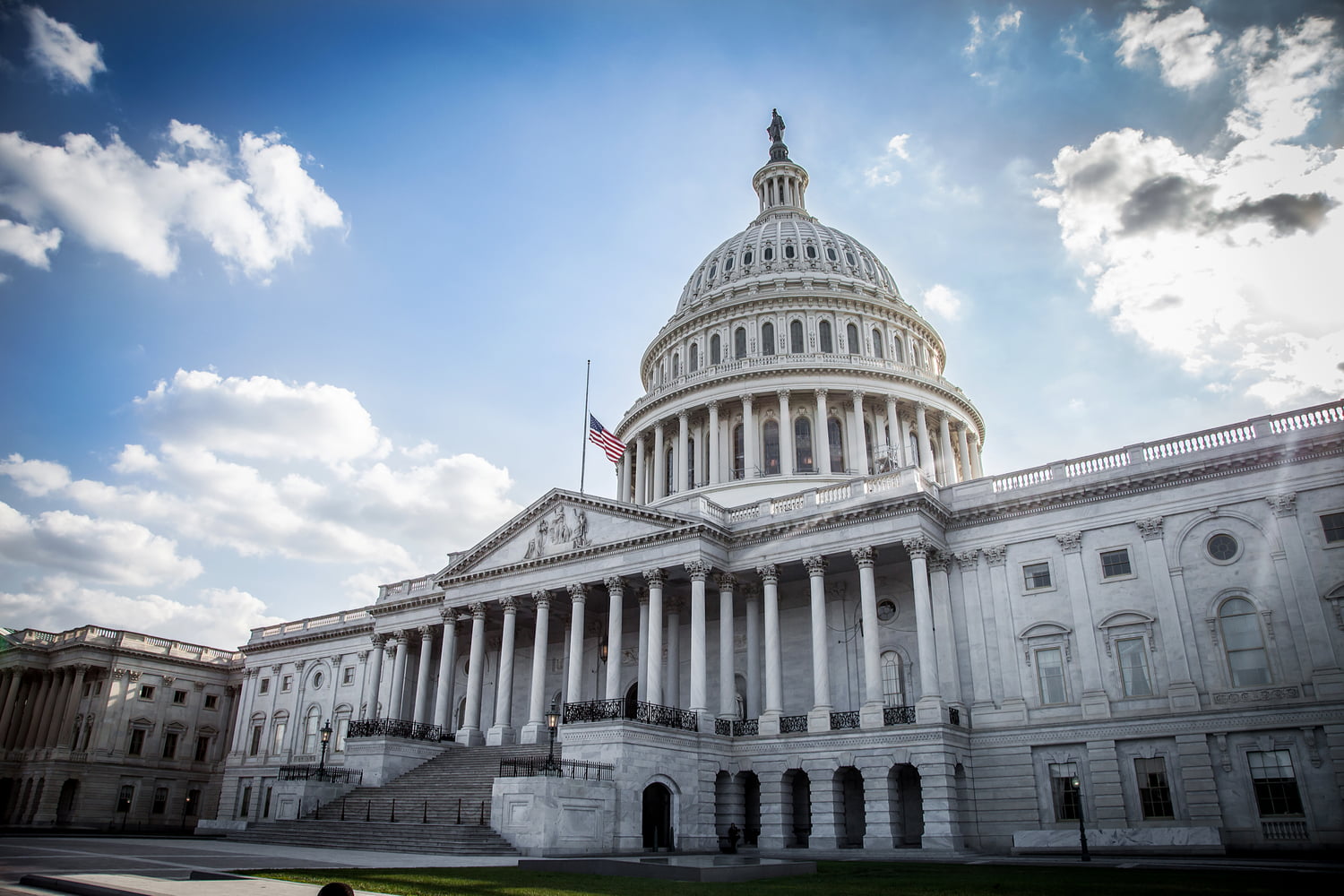 Legisladores estadounidenses discuten política para abrir mercado de criptomonedas a inversores institucionales