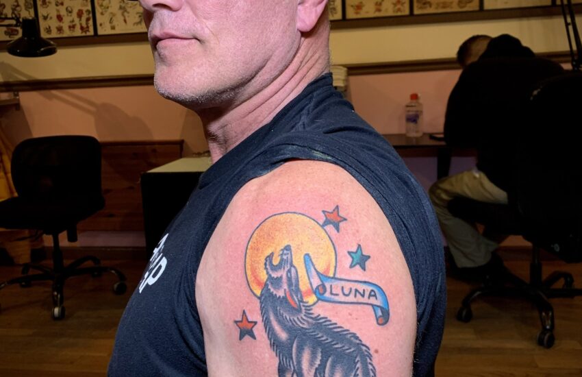 El primer inversionista multimillonario se tatuó a LUNA en el brazo justo después del 