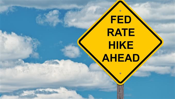 Señal de carretera que muestra la subida de tipos de la Fed por delante