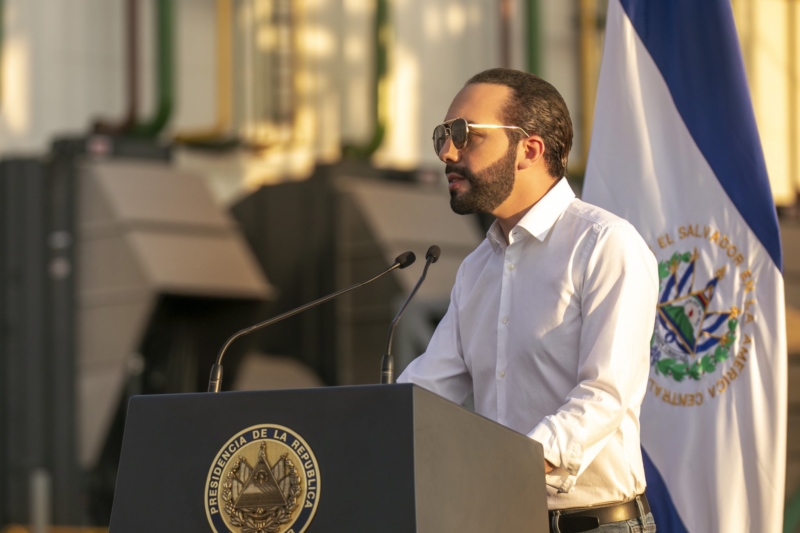 The president of El Salvador proposes to buy back government bonds