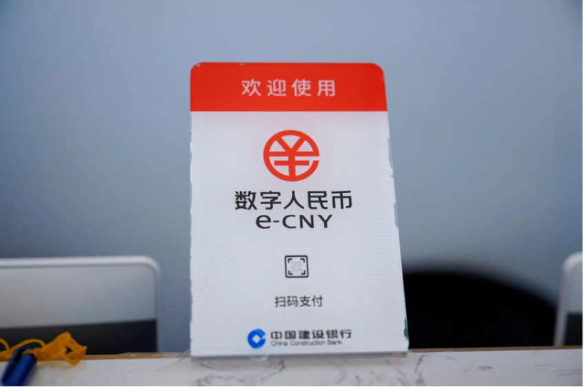 Un letrero que muestra el yuan digital, también conocido como e-CNY, en un centro comercial en Shanghái.