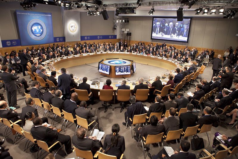 Los miembros del Comité Monetario y Financiero Internacional escuchan al presidente y ministro de Finanzas de Egipto, Youssef Bourtos-Ghali, durante su reunión el 9 de octubre de 2010 en la sede del FMI en Washington, DC. 