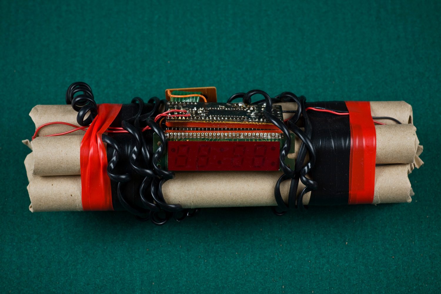 Una bomba casera, con cartuchos de dinamita, un temporizador digital, cables y cinta adhesiva.
