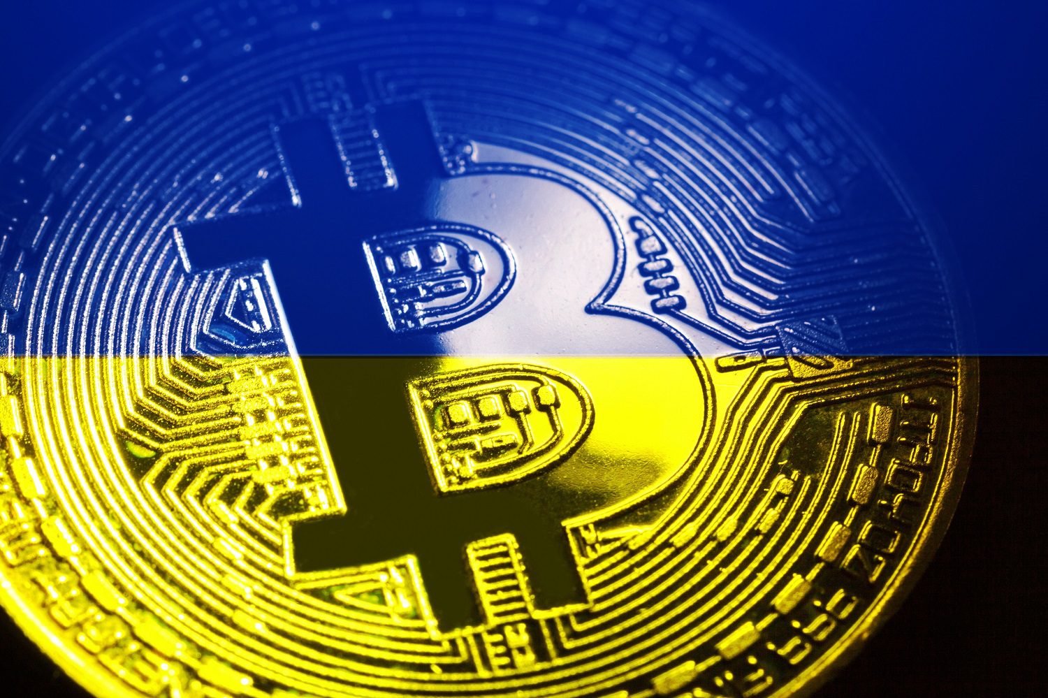 Un token destinado a representar a Bitcoin decorado con los colores de la bandera ucraniana.