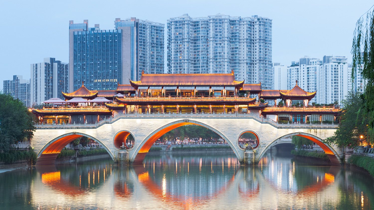 El puente Anshun sobre el río Jinjiang en Chengdu, provincia de Sichuan, China.