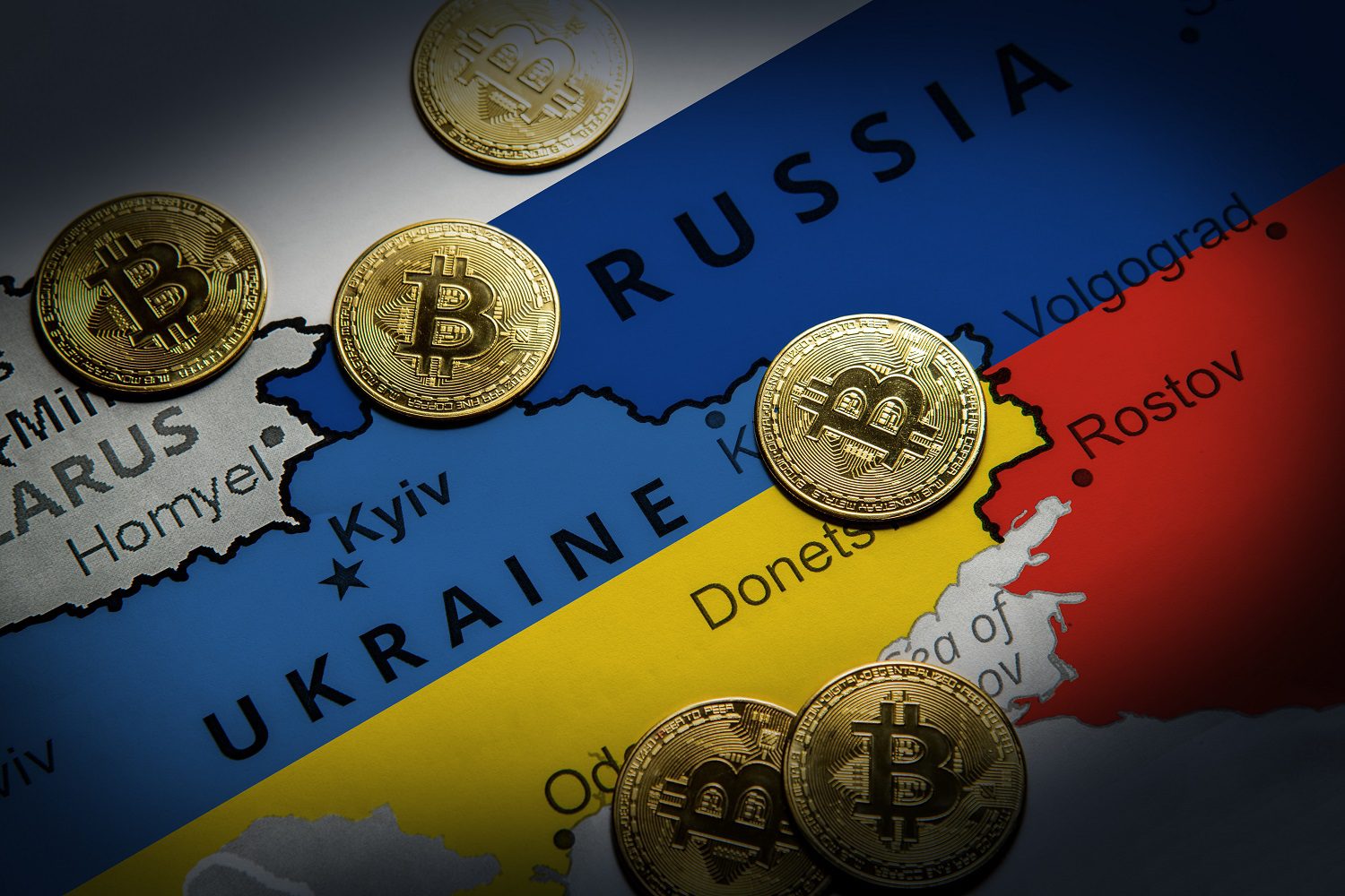 Tokens destinados a representar a Bitcoin en un mapa de Rusia y Ucrania, con cada nación coloreada con los tonos de su bandera nacional.