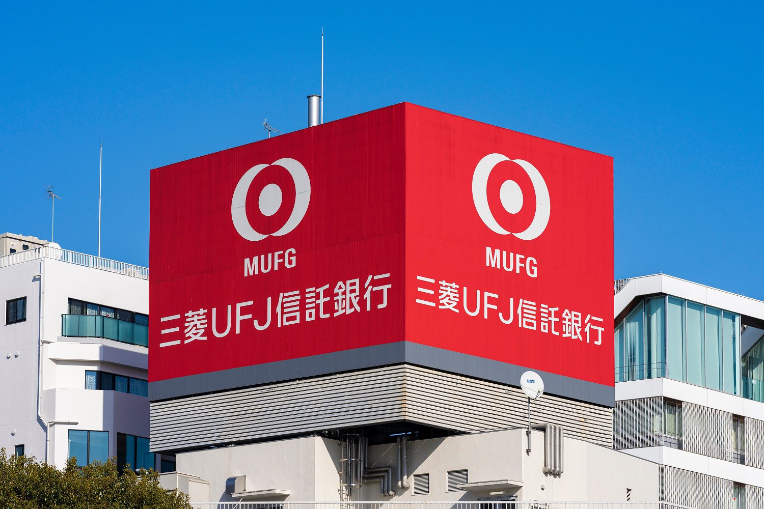 Un edificio japonés con el logotipo de Mitsubishi UFJ en el exterior.