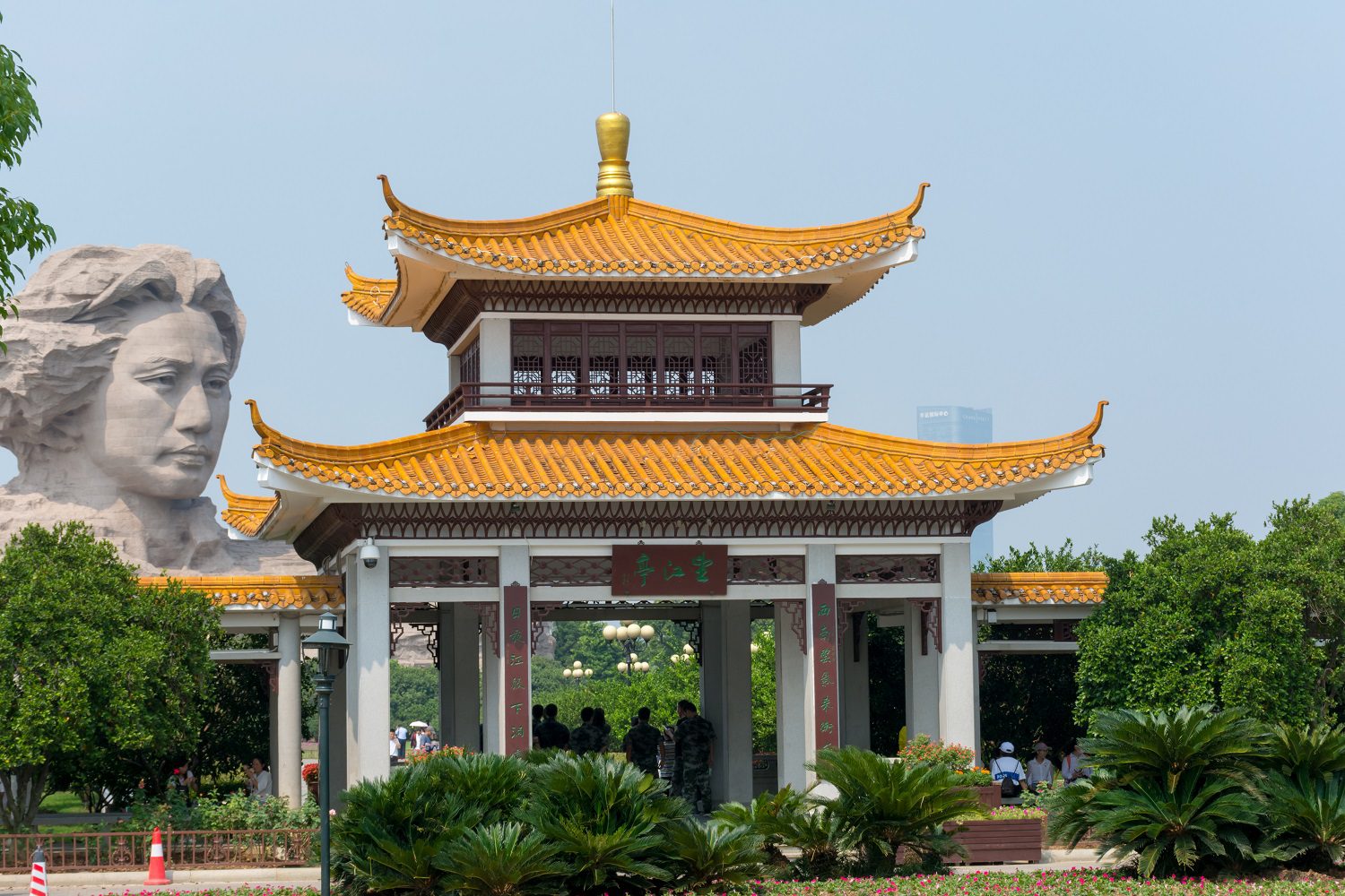 Un pabellón y una estatua de Mao Zedong en Changsha, el parque Juzhou de China.