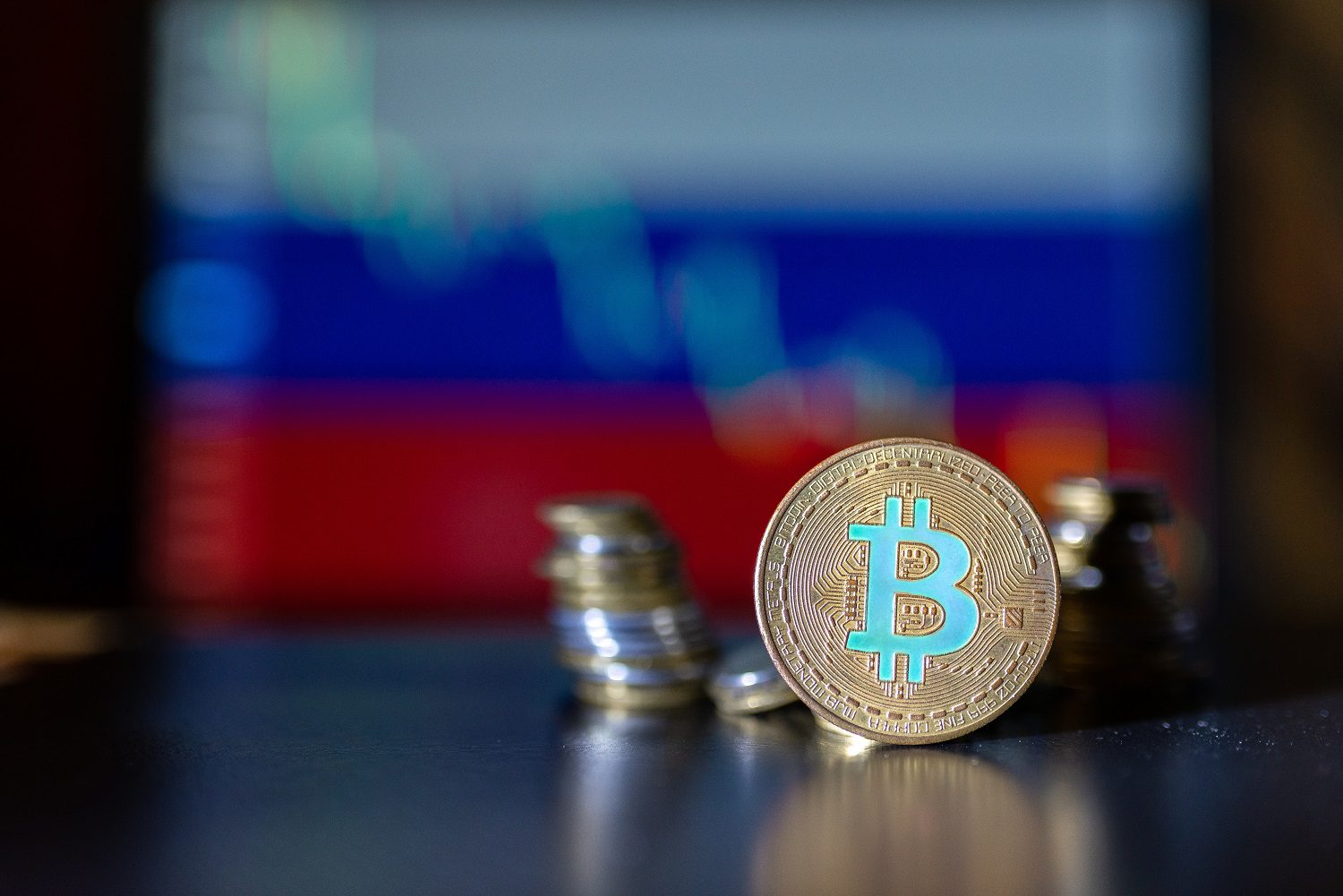 Un token destinado a representar a Bitcoin con el telón de fondo de la bandera rusa.