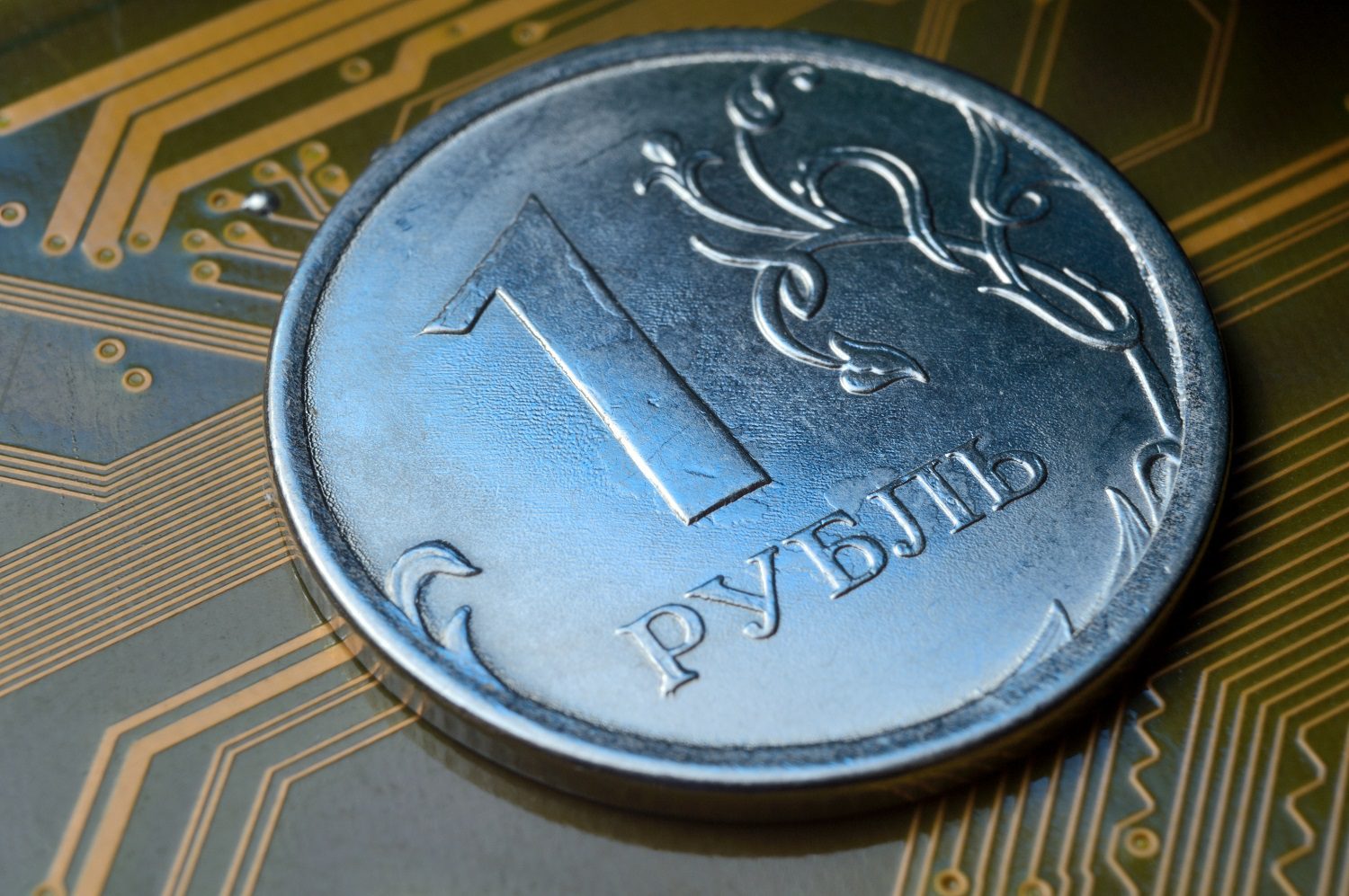 Una moneda rusa de 1 rublo descansa sobre un circuito eléctrico.