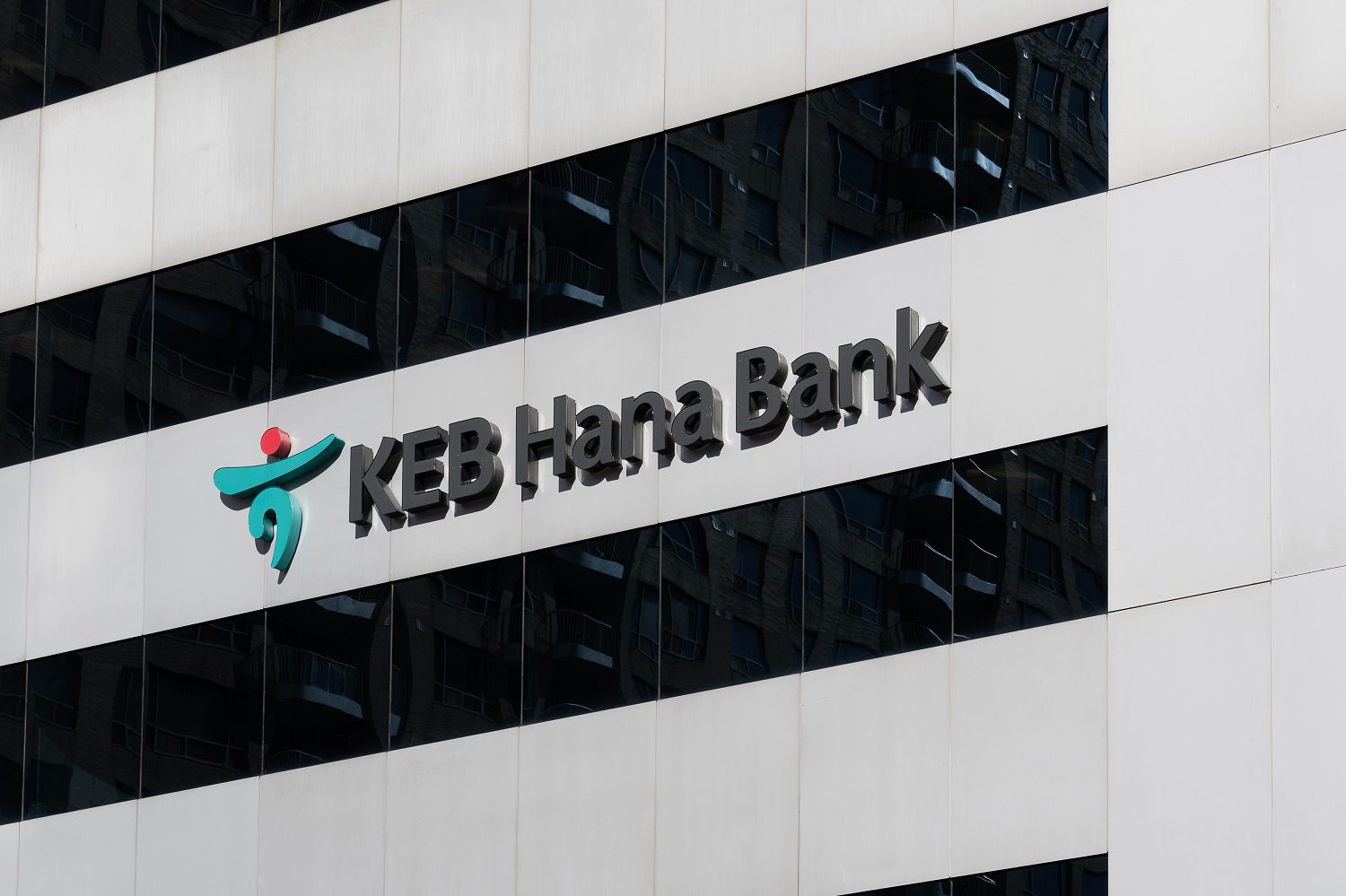 Un cartel de KEB Hana Bank en el lateral de un edificio.