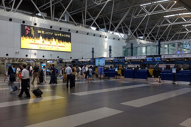 Los pasajeros pasan frente a los mostradores del Aeropuerto Internacional de Beijing Capital, en Beijing, China.