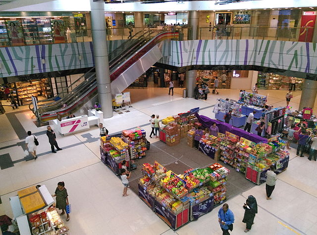 Los clientes caminan en un centro comercial en Hong Kong.