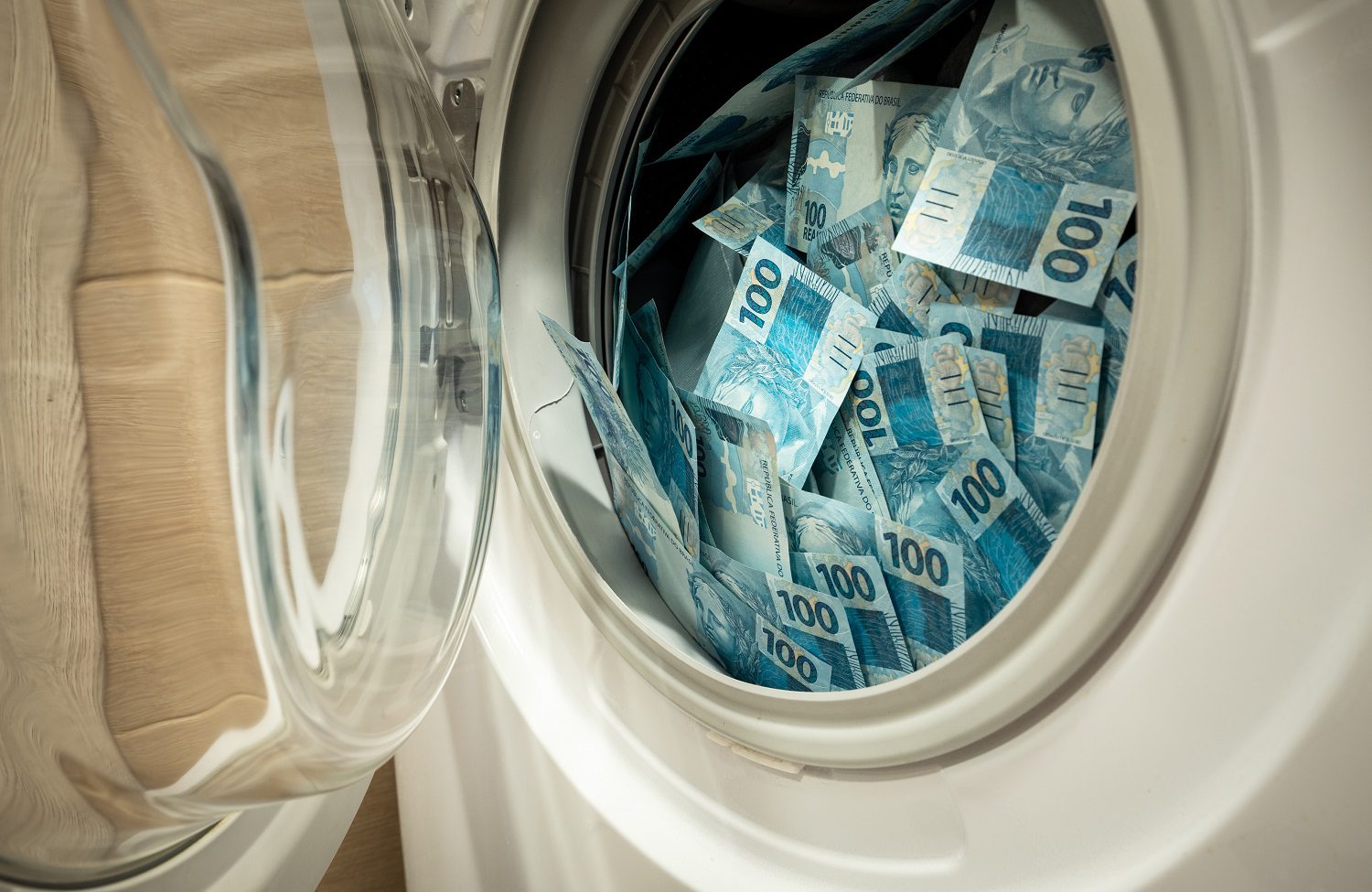 Billetes brasileños puestos en una lavadora.