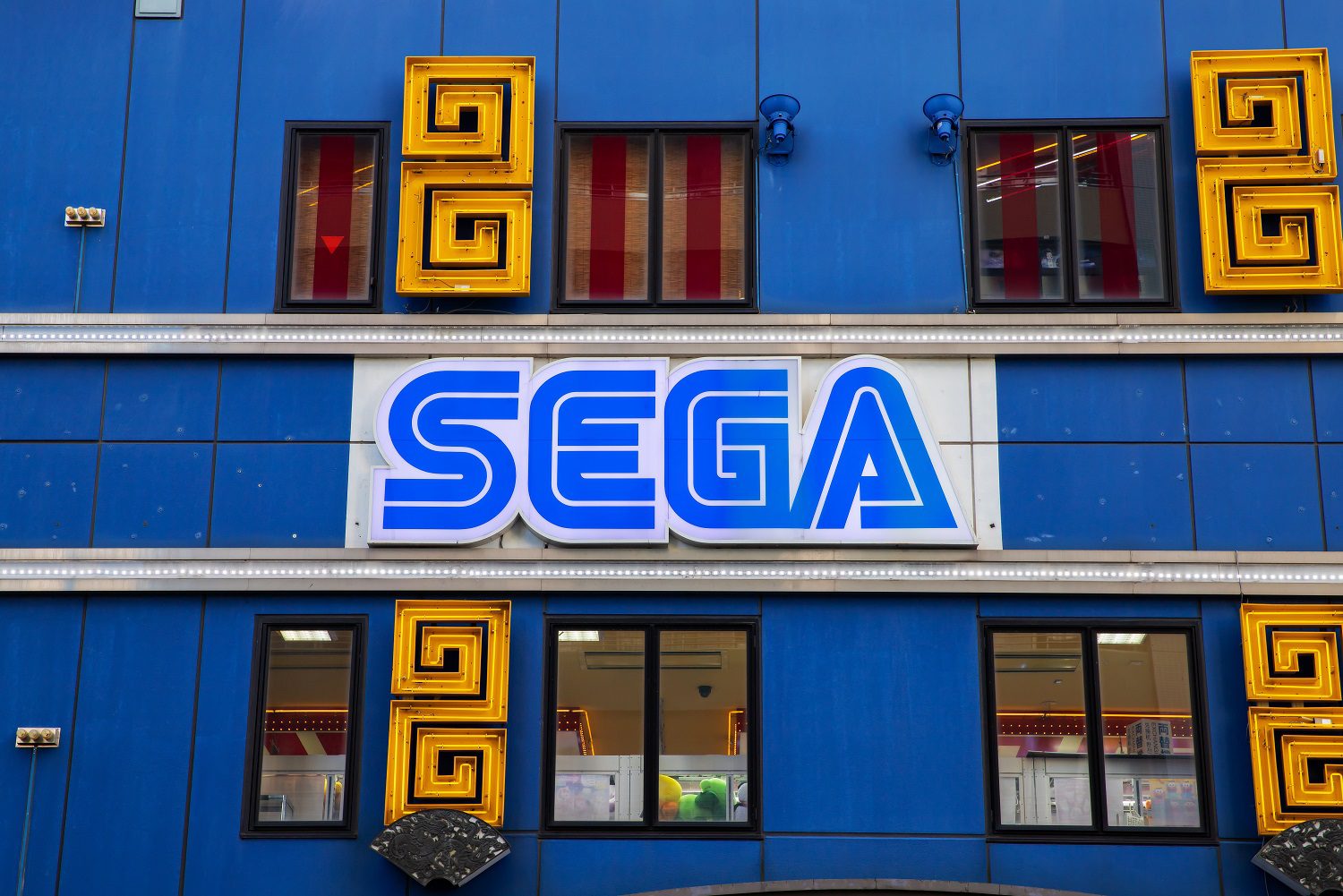 Un edificio con el logo de Sega en la fachada.