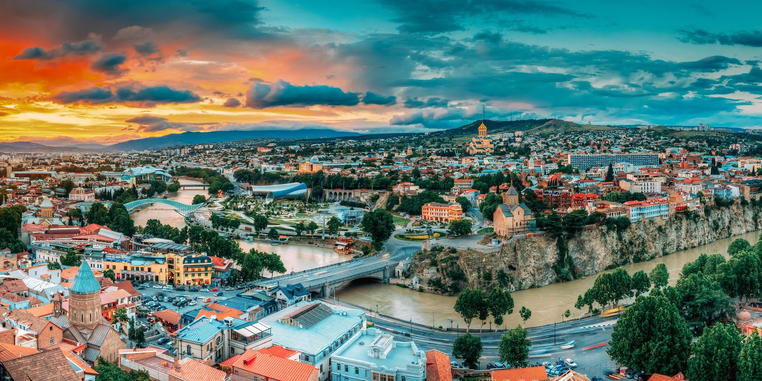 Una vista panorámica de la ciudad de Tbilisi, Georgia.