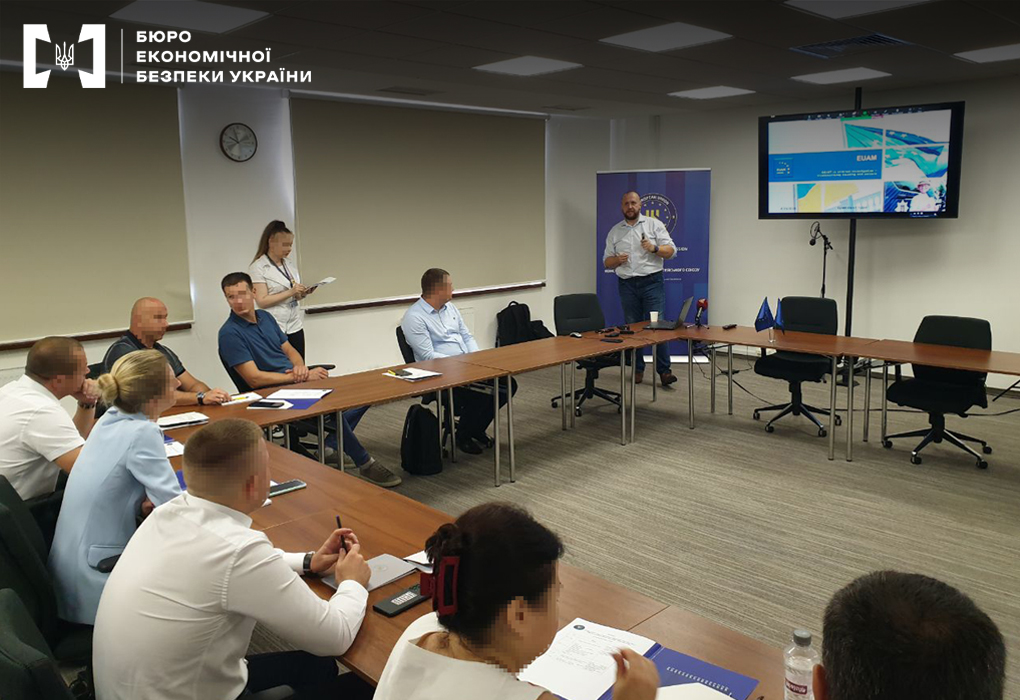 Participantes en una sesión de formación sobre criptografía en Lviv, Ucrania, organizada por funcionarios de la UE.