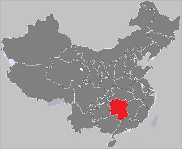 Un mapa de China con la provincia de Hunan sombreada en rojo.