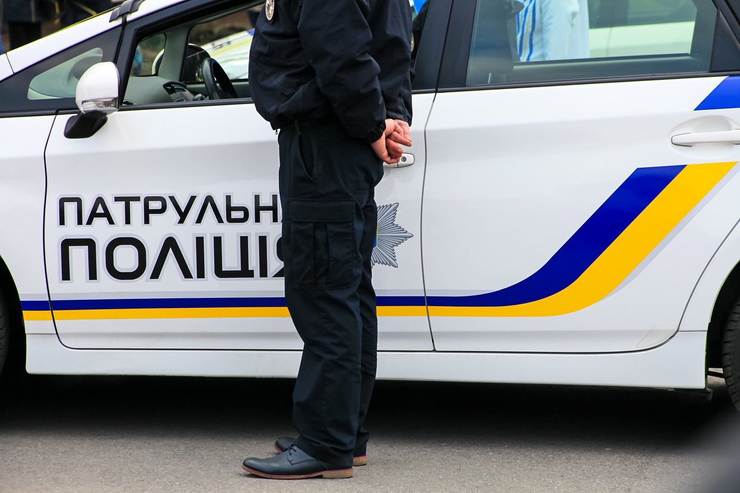 Un policía ucraniano está cerca de una patrulla de la policía.