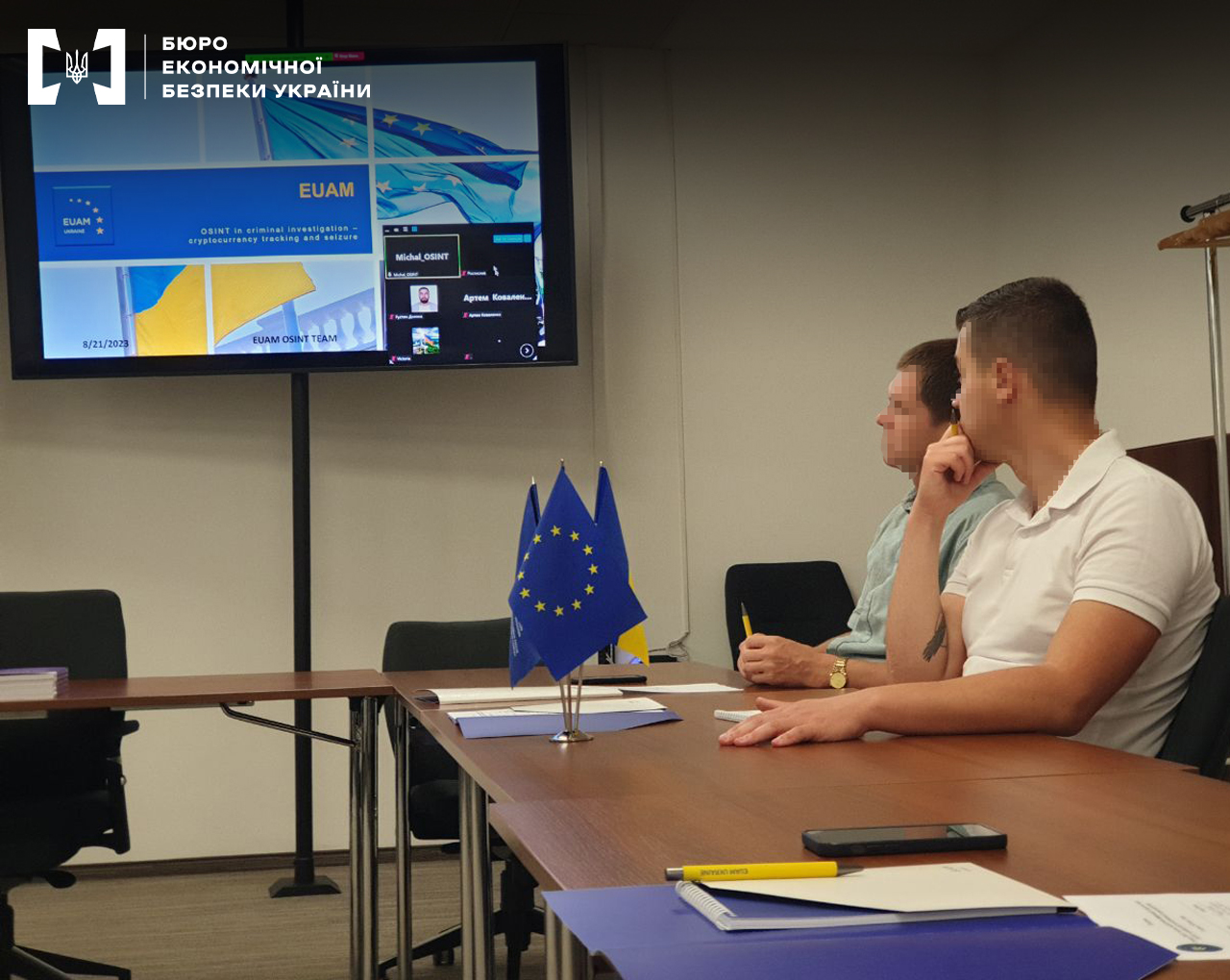 Funcionarios ucranianos en Lviv, Ucrania, asisten a una sesión de capacitación sobre criptomonedas organizada por funcionarios de la UE.