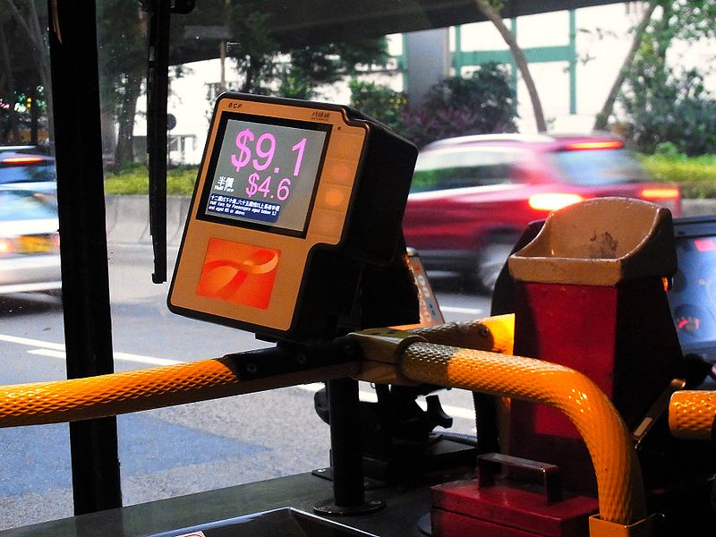 Una aplicación Octopus y un lector de tarjetas en un autobús de Hong Kong.