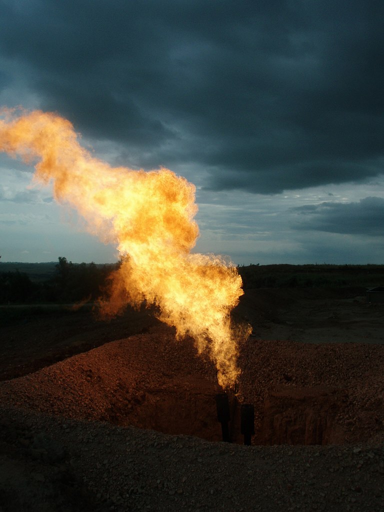 Los productores de petróleo queman gas natural en un sitio de perforación en Estados Unidos.