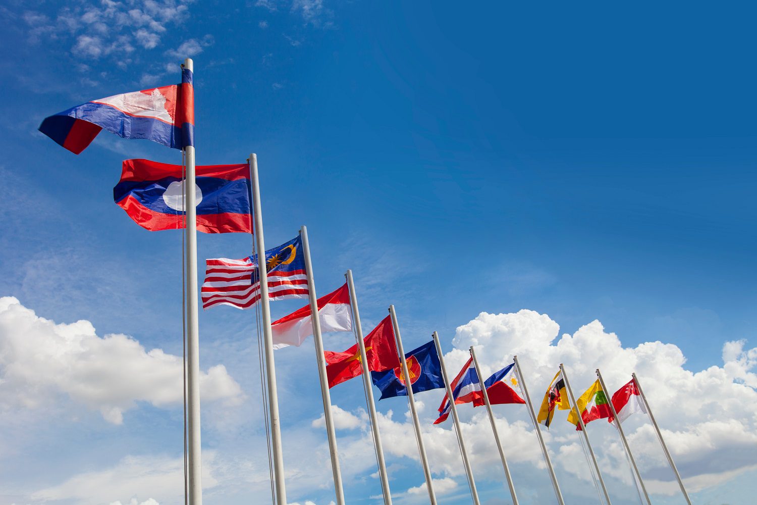 Las banderas de las naciones de la ASEAN, montadas en mástiles.