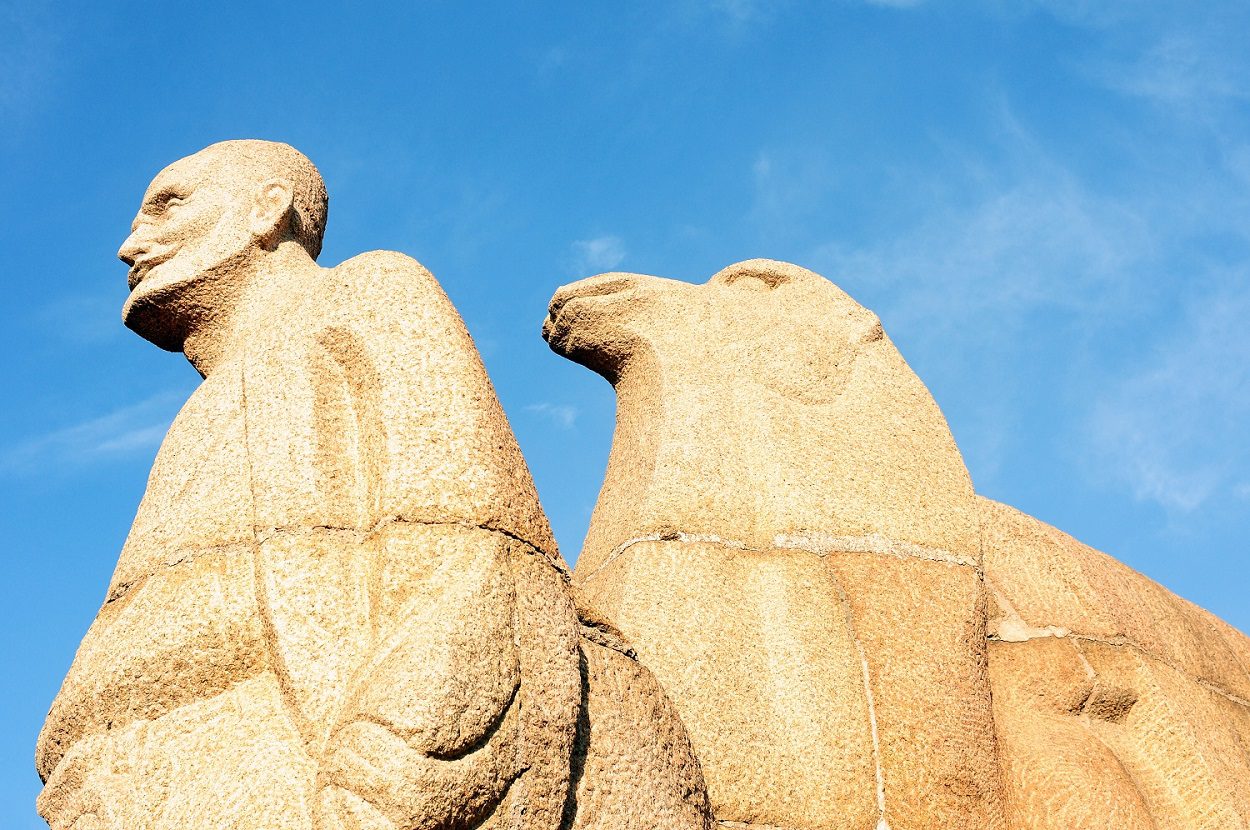 Una estatua que representa a los comerciantes y las caravanas de camellos de la Ruta de la Seda en Xi'an, China.