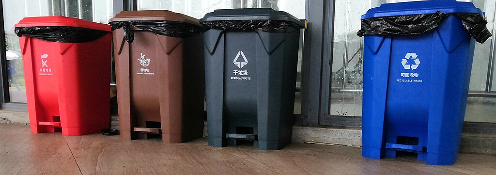 Coloridos contenedores de reciclaje en Shanghai, China.