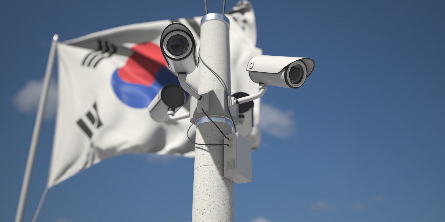 Un nido de cámaras de seguridad CCTV exteriores cerca de la bandera de Corea del Sur, montadas en un mástil.