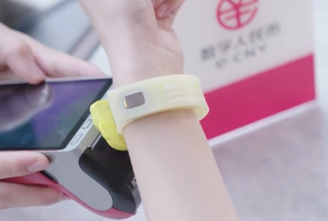 Un cliente utiliza una billetera de yuanes digitales (CBDC) portátil fuera de línea para pagar en una tienda.