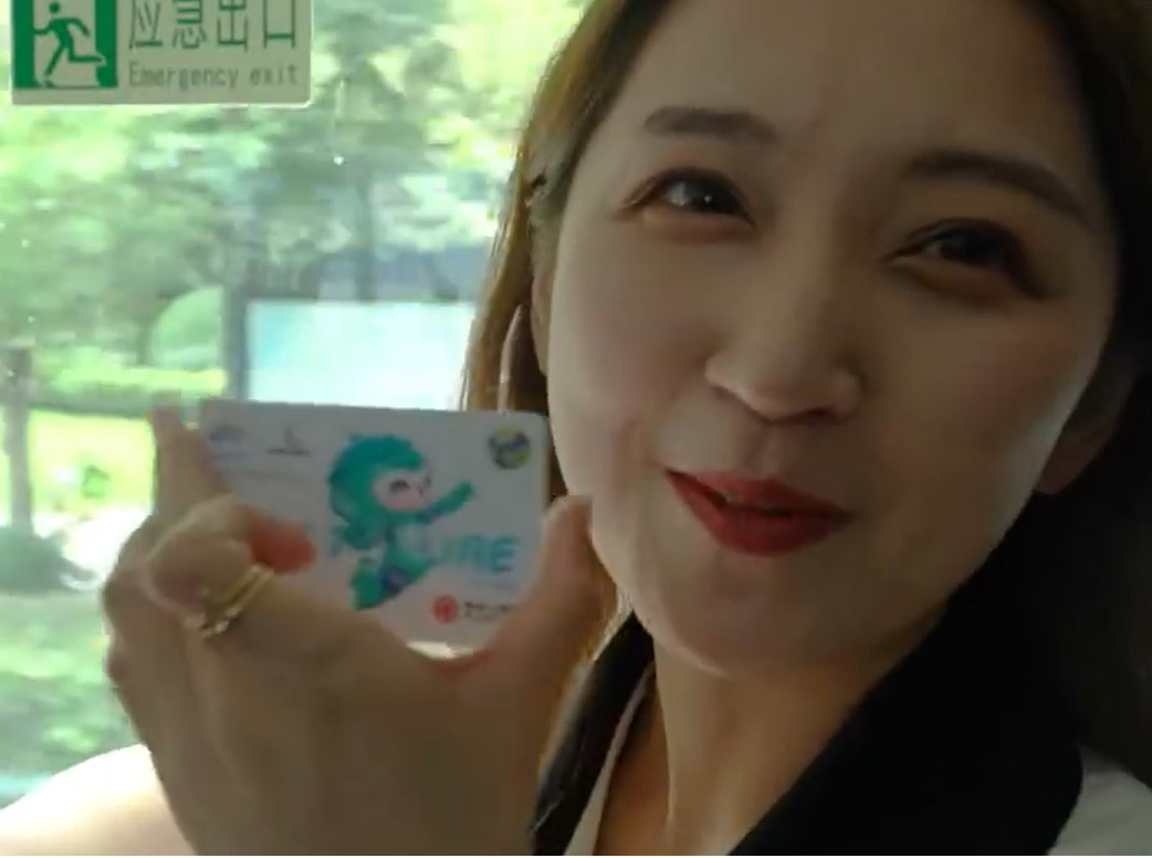 Una periodista china habla de cómo utilizó una billetera digital en yuanes conmemorativa de los Juegos Asiáticos (fuera de línea) para pagar su boleto en un autobús.