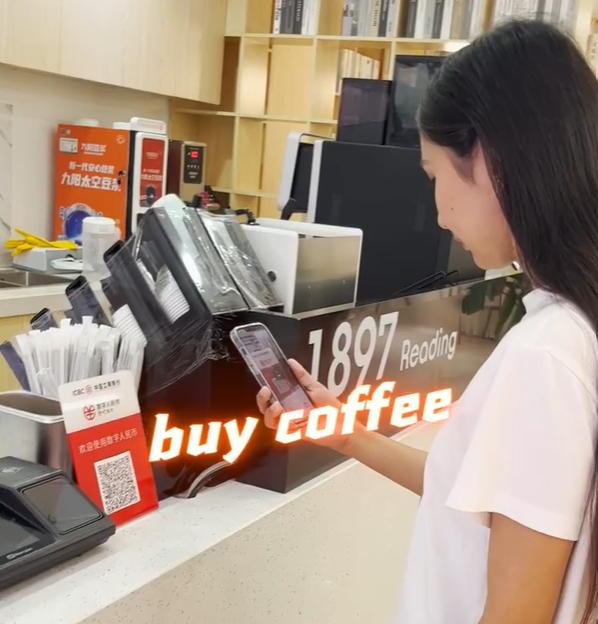 Un estudiante internacional utiliza el yuan digital para pagar en un café chino.