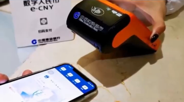 Un consumidor utiliza una billetera digital en yuanes para pagar en una tienda en un video distribuido por el Banco de Desarrollo Pudong de Shanghai.