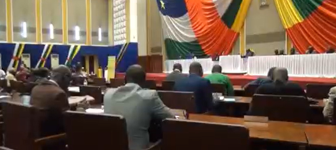 Los legisladores de la República Centroafricana se reunieron en la Asamblea Nacional en abril del año pasado, cuando se aprobó el BTC como moneda de curso legal.