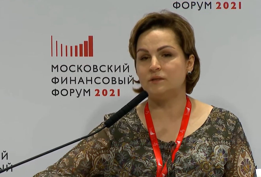 Alla Bakina, jefa del Departamento del Sistema Nacional de Pagos del Banco Central de Rusia, habla en el Foro Financiero de Moscú en 2021.