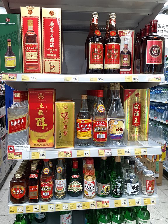 Una selección de bebidas alcohólicas chinas a la venta en una tienda de Hong Kong, incluido Luzhou Laojiao baijiu.
