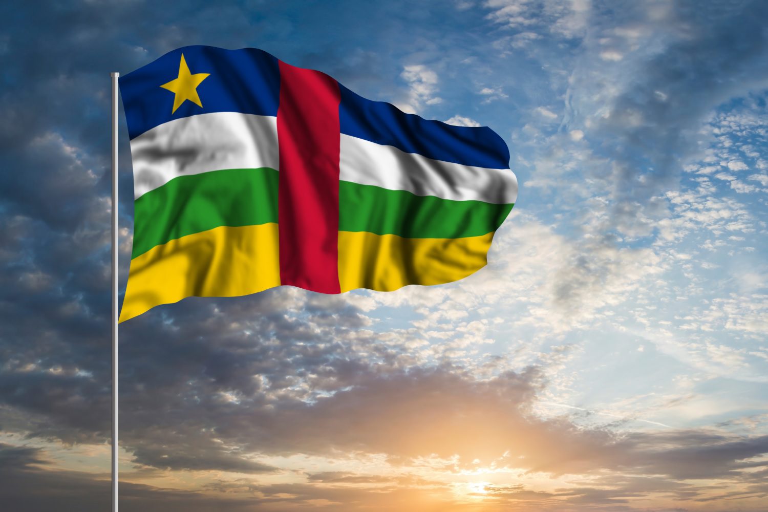 La bandera de la República Centroafricana, montada en un asta.