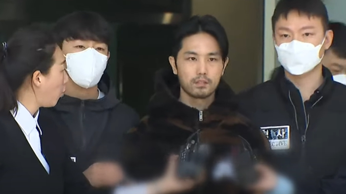 Lee Kyung-woo aparece frente a un tribunal en Seúl, Corea del Sur.