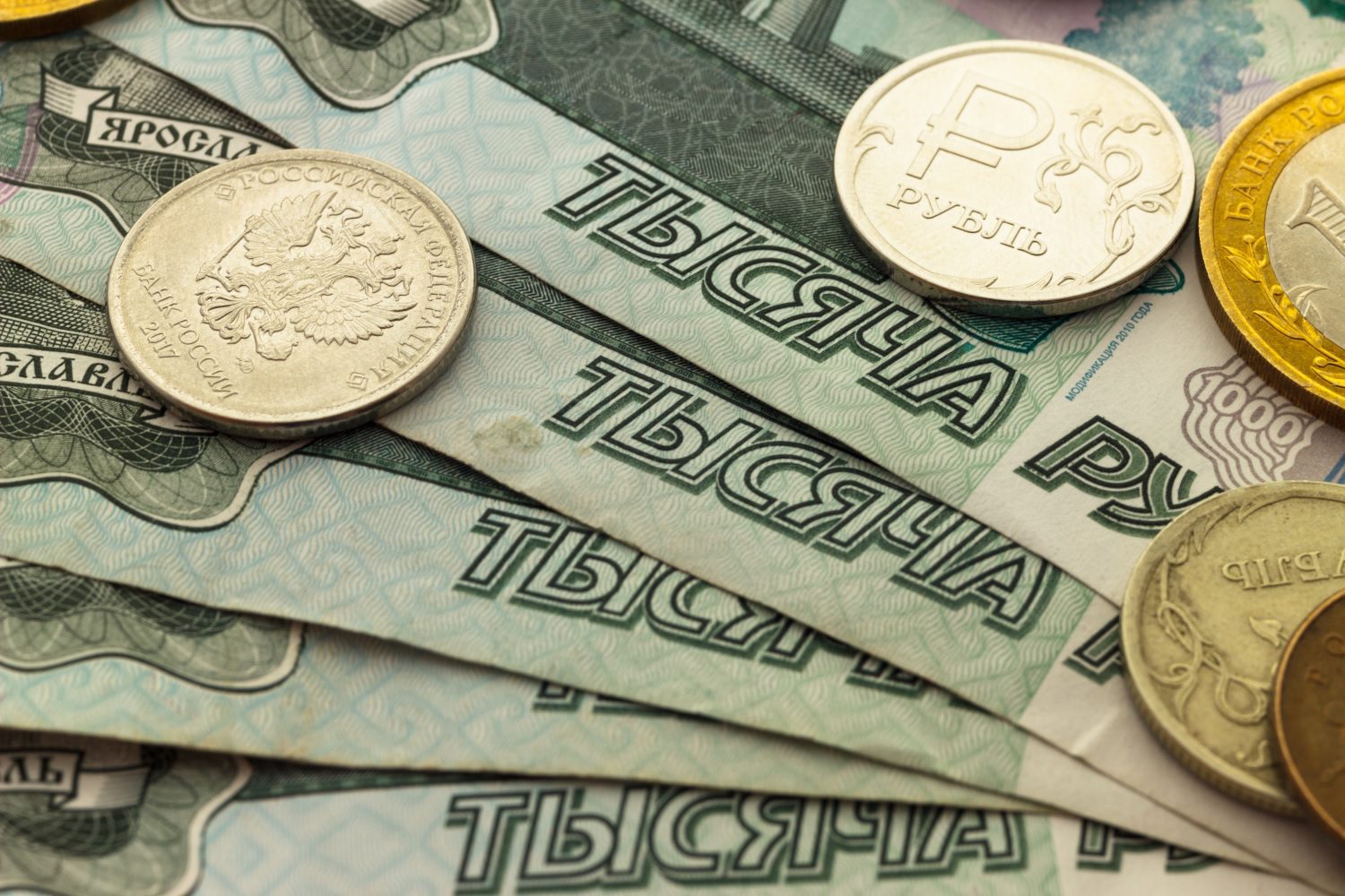 Monedas rusas y billetes de 1.000 rublos.