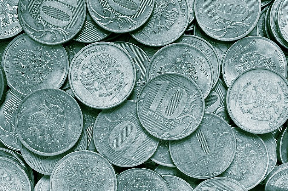 Una superficie cubierta con monedas de 10 rublos rusos.
