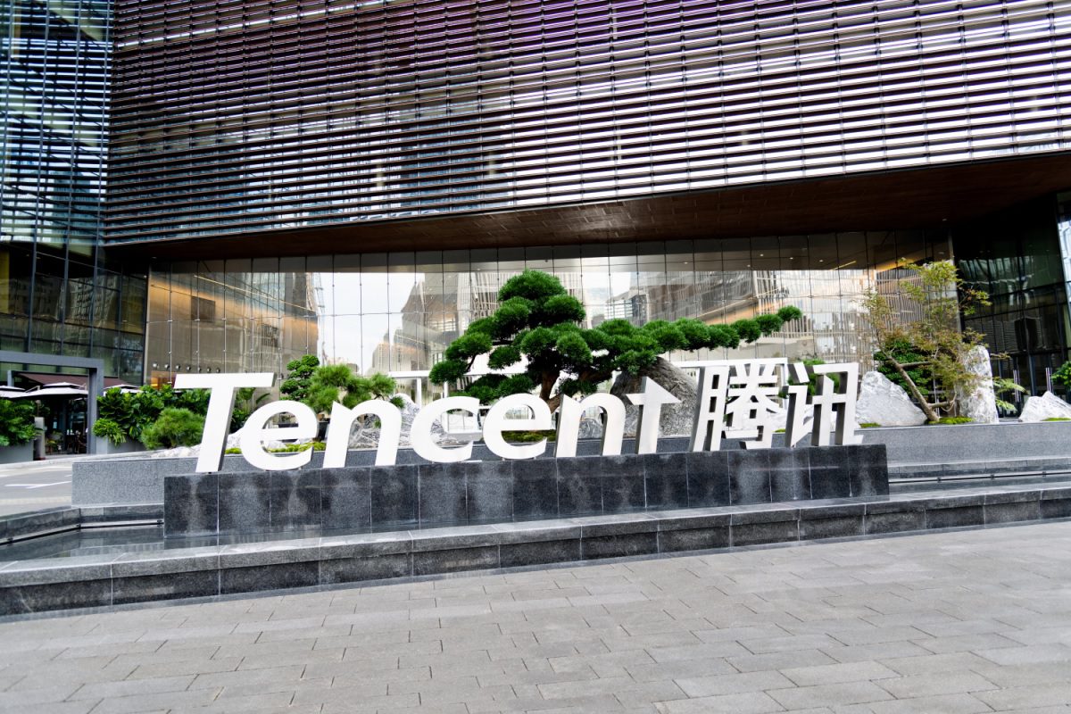 El logotipo de Tencent en el exterior de un edificio de oficinas chino.
