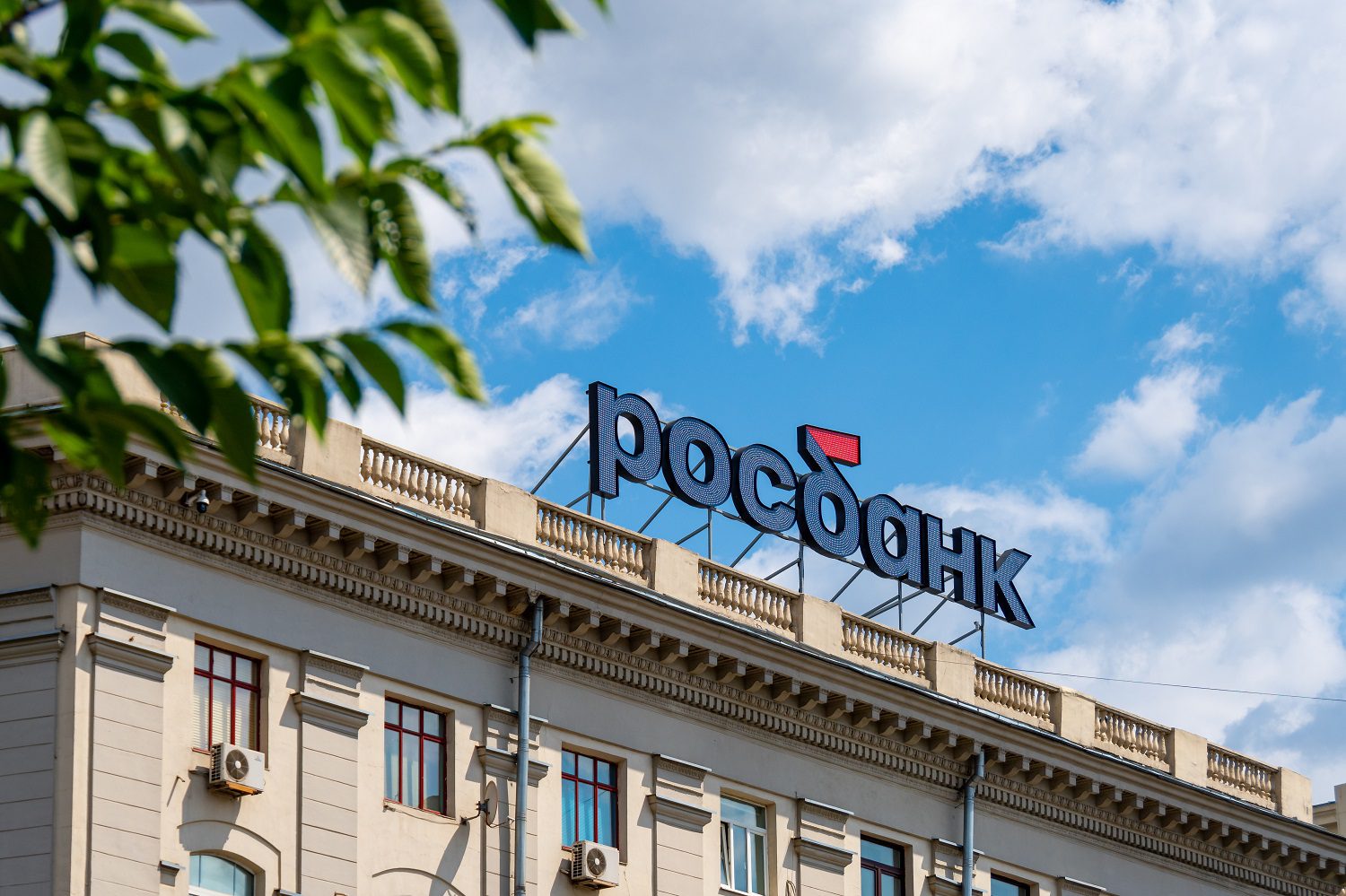 El logotipo de Rosbank en un edificio en Moscú, Rusia.