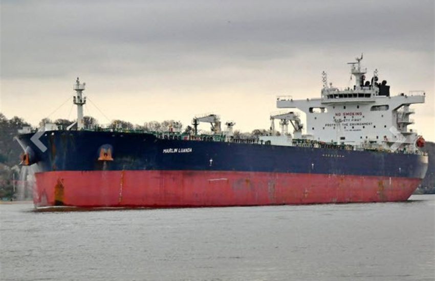El buque del Mar Rojo utiliza equipos de extinción de incendios para controlar el incendio.